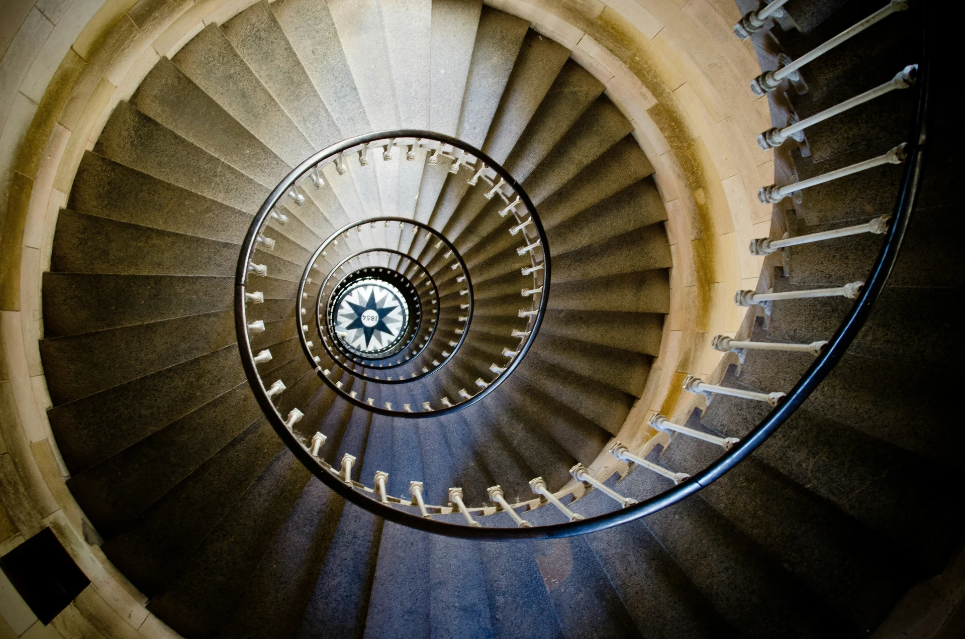 Wendeltreppe mit klarer geometrischer Struktur