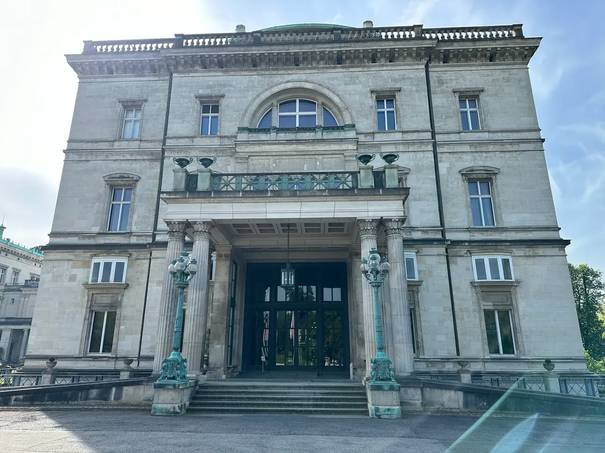 Historische Fassade mit Säulenportal