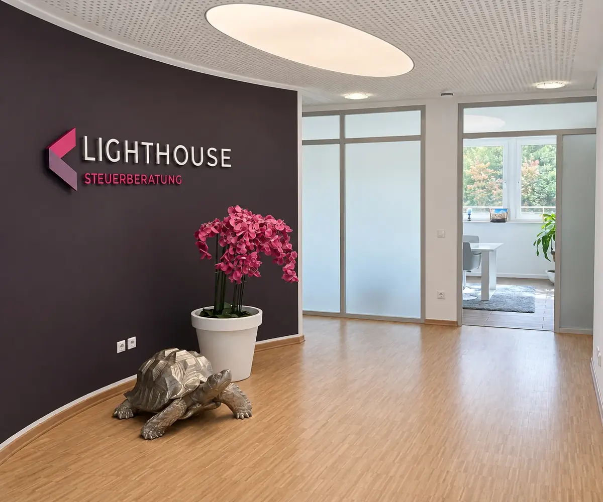 Eingangsbereich der Lighthouse Steuerberatung mit originalem Wandsignet
